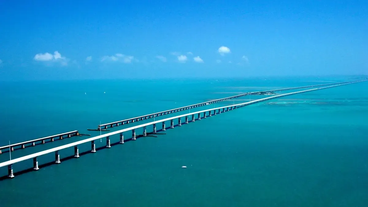 Foto real del Seven Mile Bridge, en los Cayos de Florida, desde el aire sobre el agua turquesa